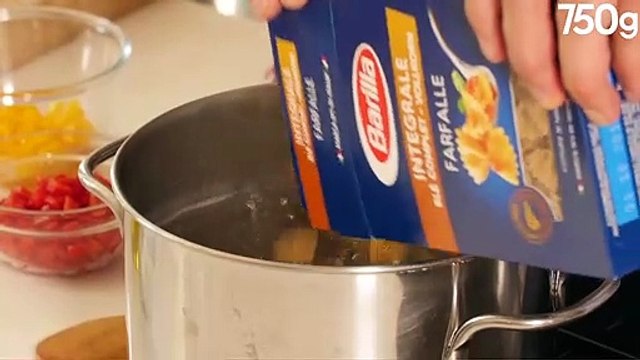 Farfalle integrali aux légumes sautés, crevettes, roquette