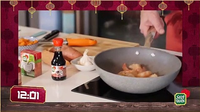 Crevettes sautées aux patates douces, pousses d'épinard et lait de coco