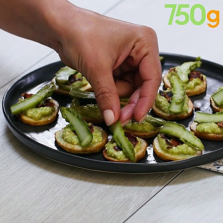 Toasts apéro de pommes de terre primeurs, pesto d’asperges et pancetta croustillante