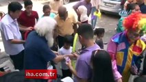Emekli adam bayram ikramiyesini yoksul çocuklara dağıttı