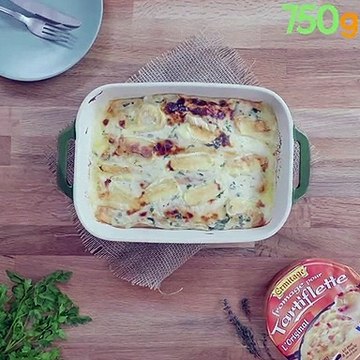 GRATIN DE CRÊPES AU FROMAGE À TARTIFLETTE, SAUMON FUMÉ ET HERBES