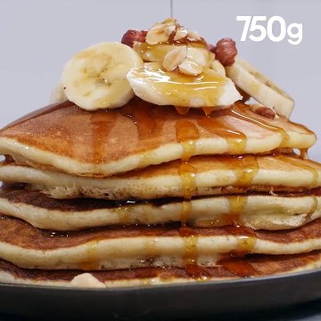 Pancakes au sirop d'érable, bananes et noisettes