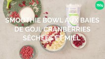 Smoothie bowl aux baies de goji, cranberries séchées et miel