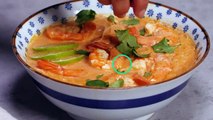 Soupe Thaï au curry rouge, crevettes et vermicelles de riz