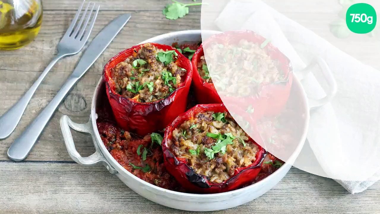 Poivrons farcis au riz et à la viande hachée, sauce tomate aux épices