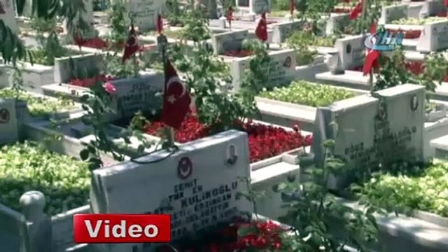 Arife gününde Edirnekapı Şehitliği şehit yakınlarıyla doldu taştı