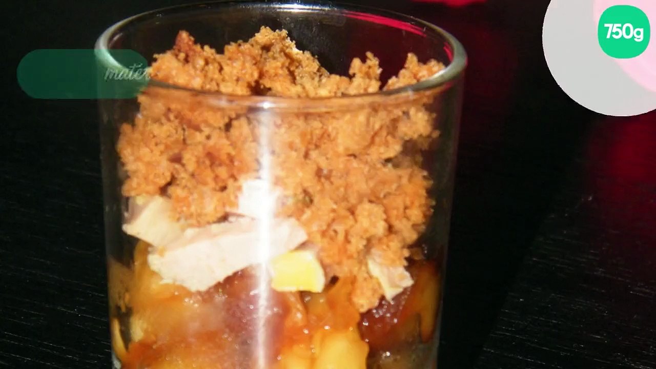 Verrines de foie gras, compotée de pommes et crumble de pain d'épice