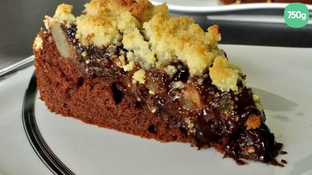 Gâteau au chocolat et aux poires, sous son crumble