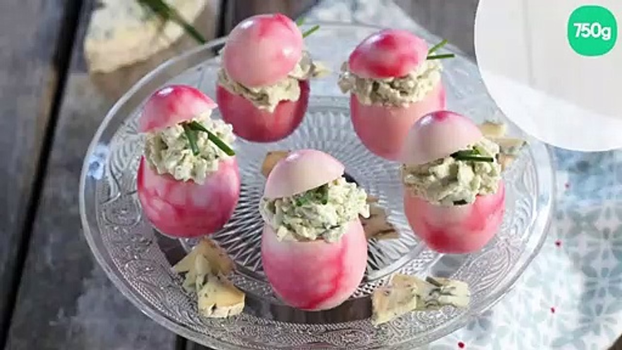 Œufs marbrés à la betterave, farcis de crème à la fourme d'Ambert