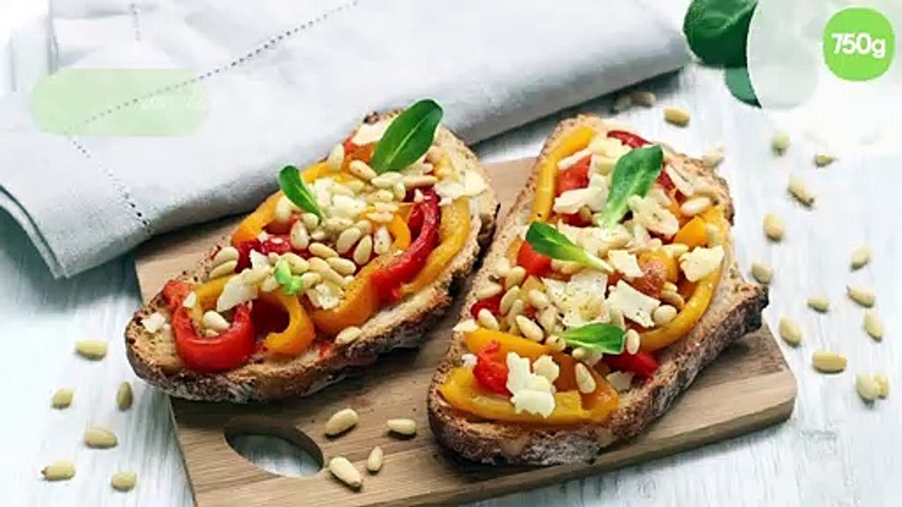 Bruschetta aux poivrons grillés, fromage de brebis et pignons de pin