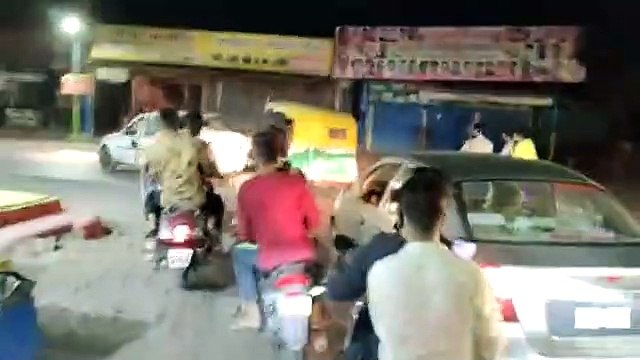 बेकाबू कार ने कई लोगों को मारी टक्कर, नशे में था कार चला रहा शख्स, देखें लाइव वीडियो