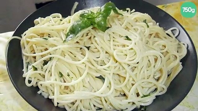 Spaghetti à l'ail, basilic et huile d'olive