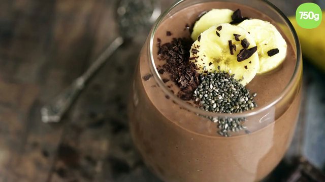 Smoothie au chocolat, banane et graines de chia