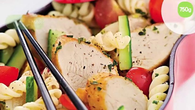 Salade de pâtes à l'émincé de poulet mariné au pesto