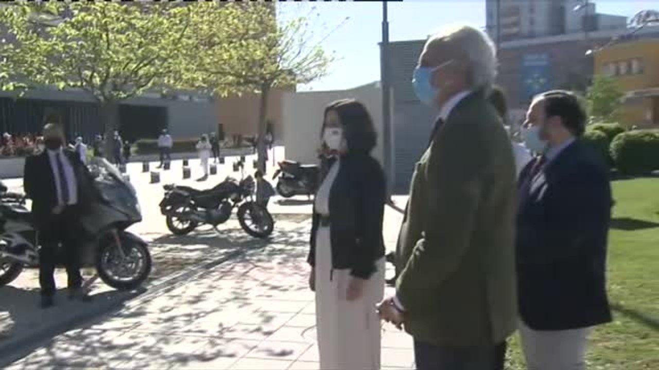 Increpan a Ayuso durante una visita al Hospital 12 de Octubre por su "mala gestión" durante la pandemia