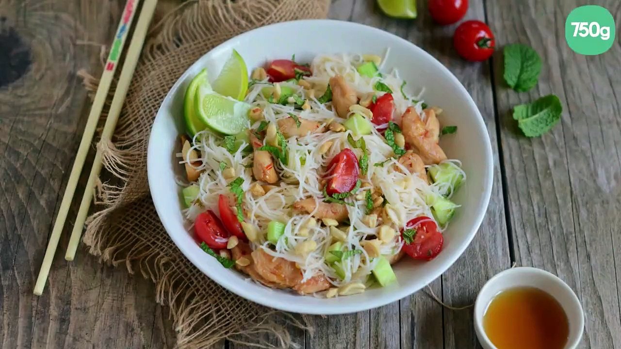 Salade de vermicelles de riz au poulet, tomates, concombre et cacahuètes