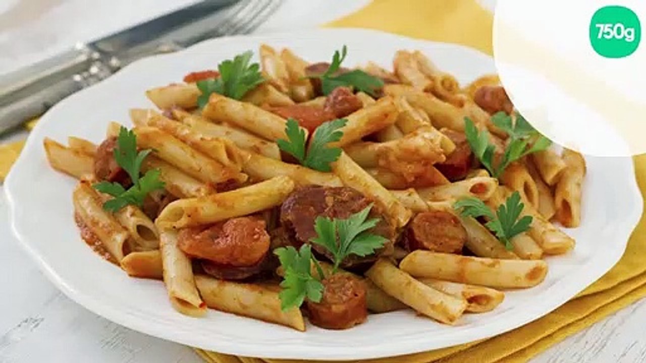 Penne aux saucisses, chorizo et sauce tomate à la courgette