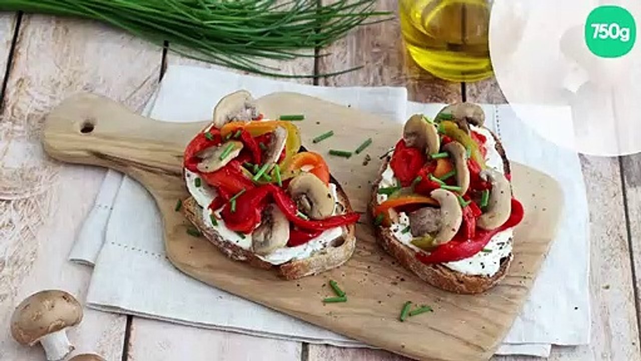 Tartines au fromage frais, poivrons grillés et champignons