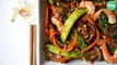 Wok de légumes croquants et crevettes à l'asiatique saveur cacahuète