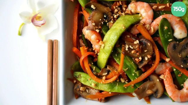 Wok de légumes croquants et crevettes à l'asiatique saveur cacahuète