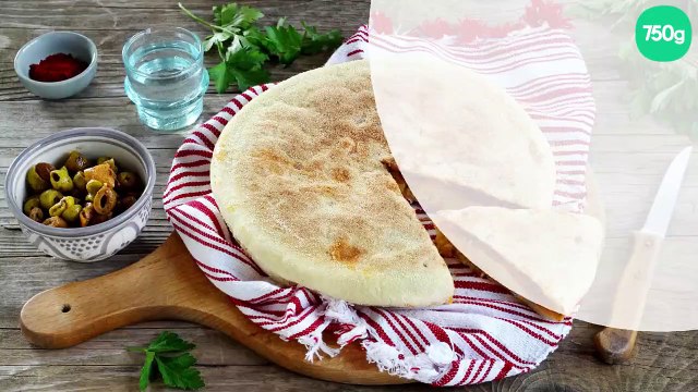 Pain à la poêle farci aux oignons et aux olives à la marocaine