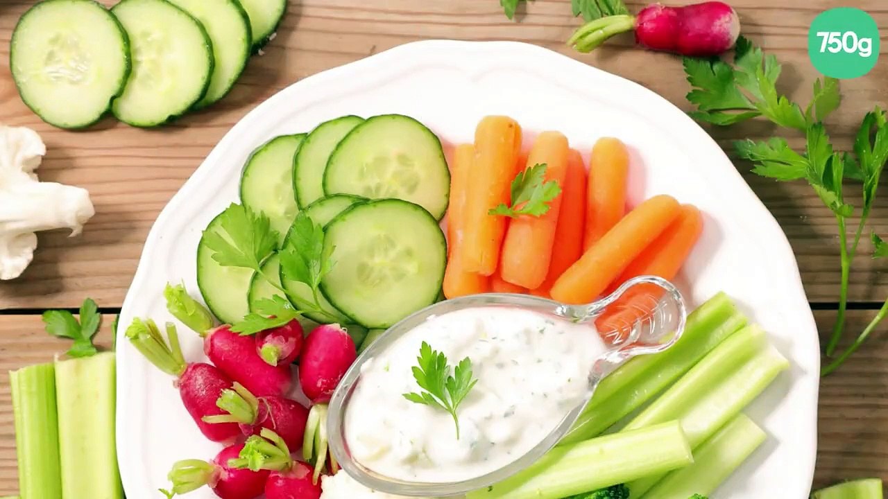 Petits légumes frais, dips au skyr et tahiné