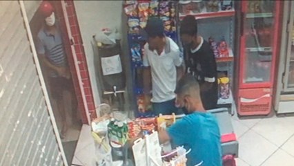 Download Video: ARMADO COM FACA CRIMINOSOS ASSALTAM MERCADINHO PELA SEGUNDA VEZ EM PEDRAS DE FOGO 