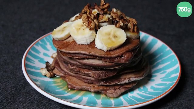 Pancakes au lait de soja au chocolat, topping banane, noix et sirop d'érable