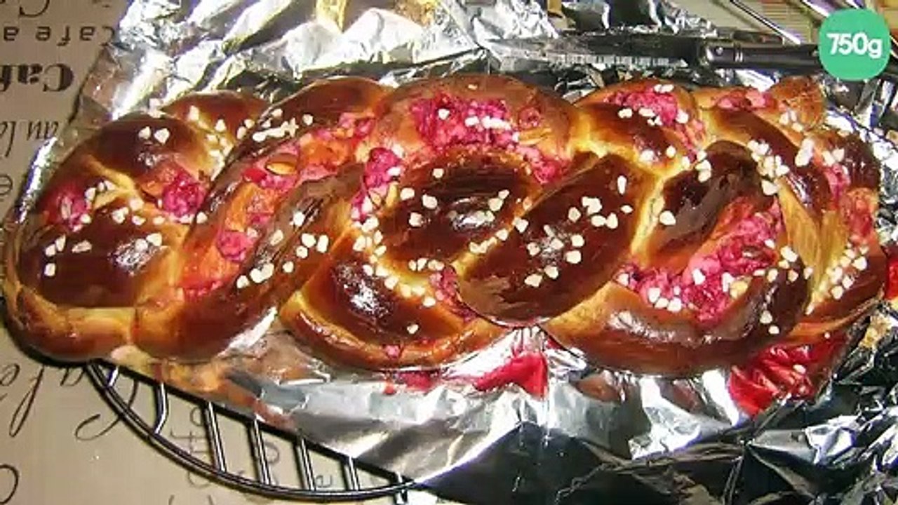 Brioche tressée aux pralines roses