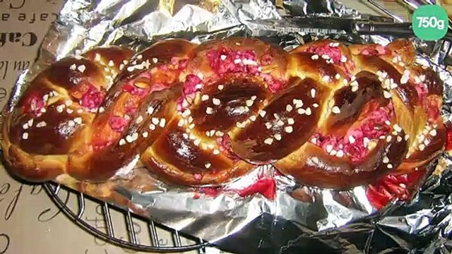 Brioche tressée aux pralines roses