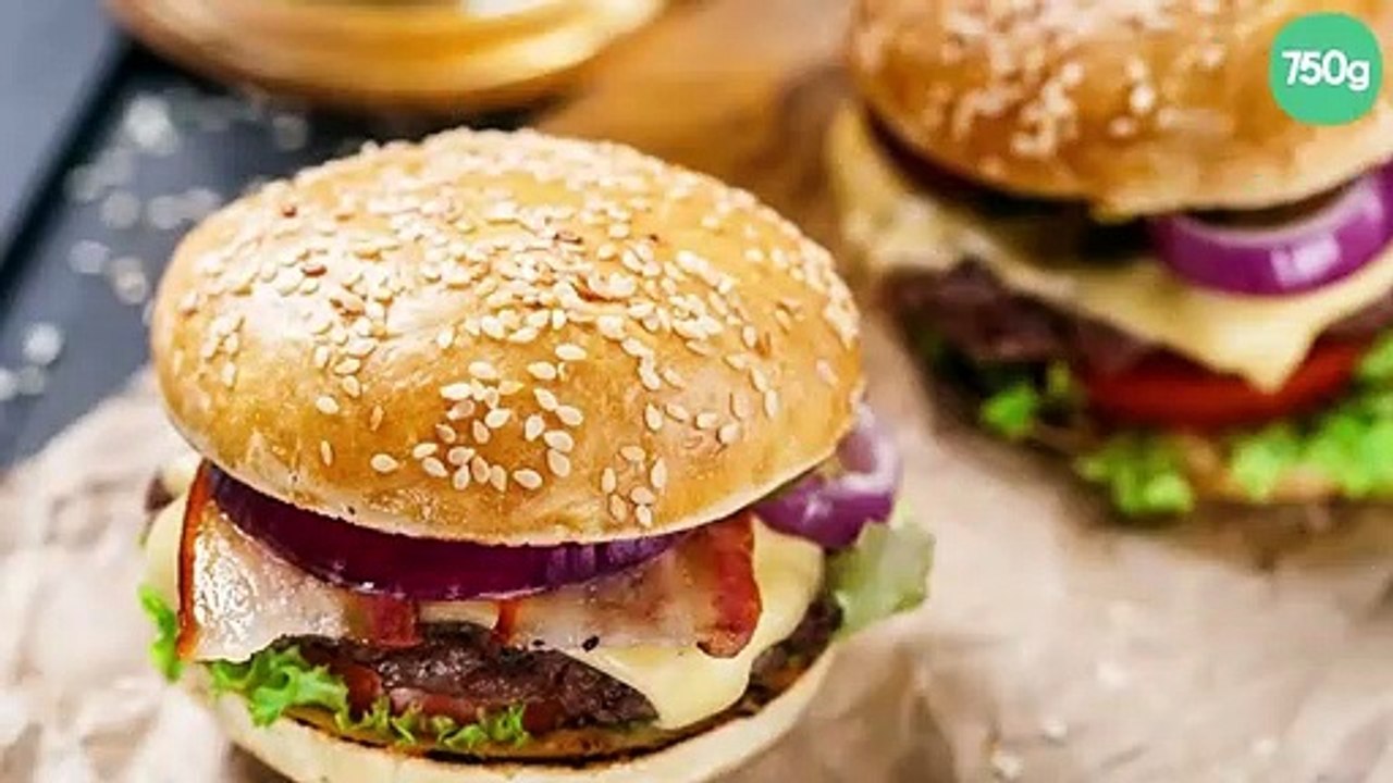 Burger au lard et oignons rouges