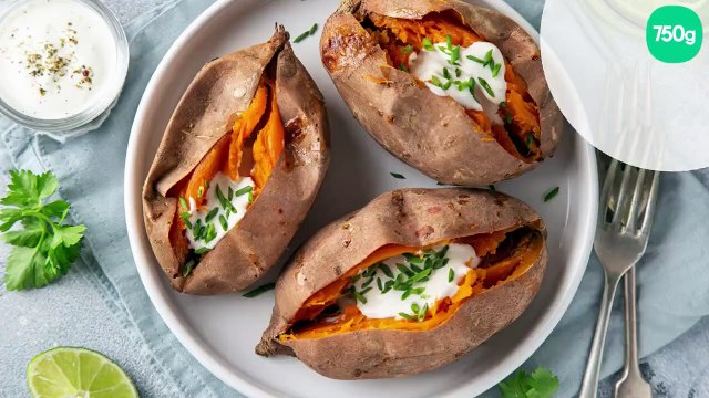 Patates douces rôties, sauce yaourt et herbes fraîches