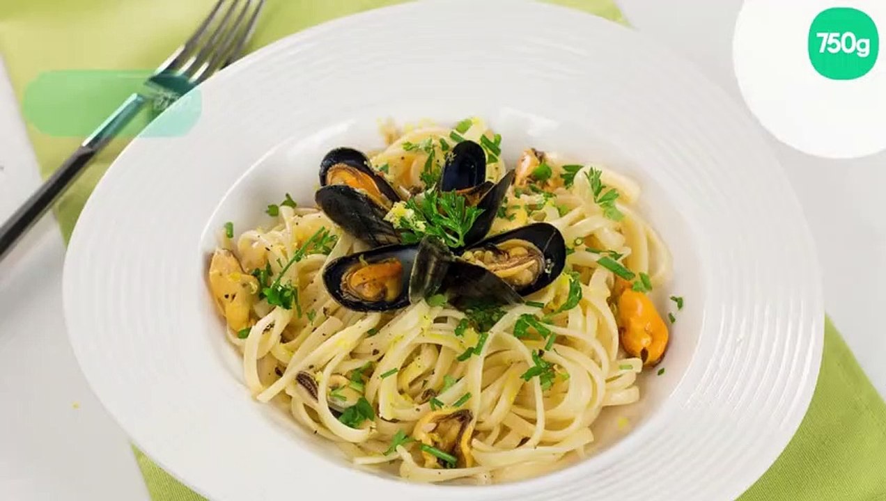 Spaghetti aux moules, citron et herbes fraîches