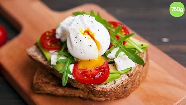 Tartines avocat, roquette, tomate et œuf mollet