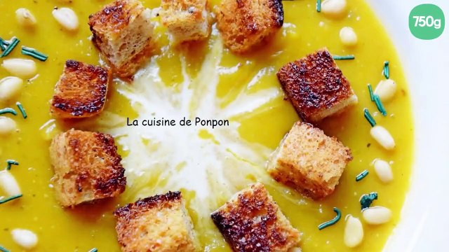 Potage au butternut et carottes garni de croûtons, pignons et spiruline