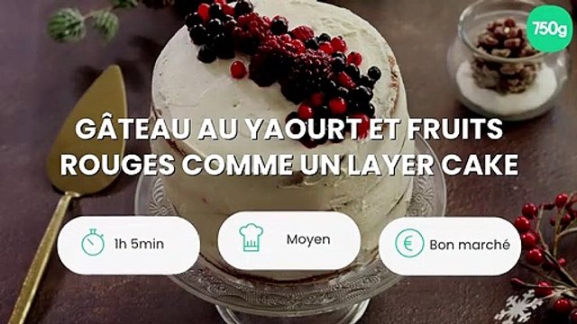 Gâteau au yaourt et fruits rouges comme un layer cake