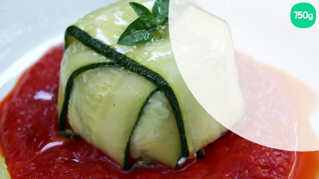 Charlotte de courgettes au chèvre frais, coulis de poivrons