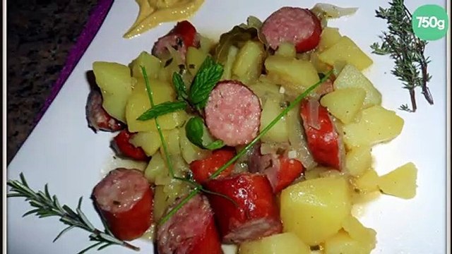 Ragoût de pommes de terre avec des saucisses fumées