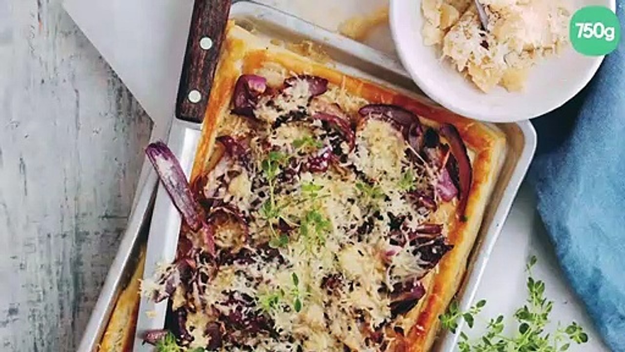 Tarte au Parmigiano Reggiano, thym et oignons rouges