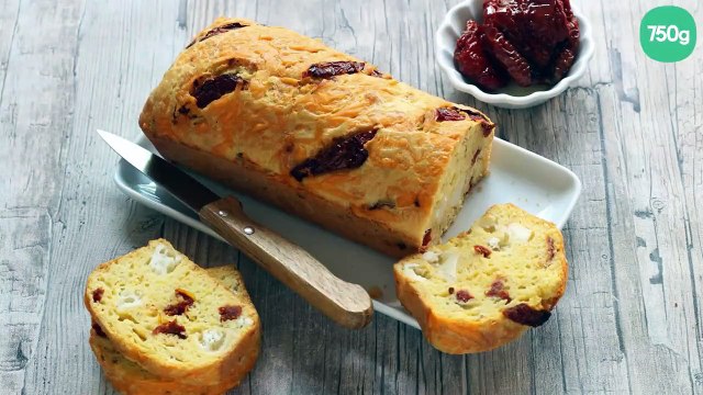 Cake mimolette, fromage de chèvre et tomates séchées