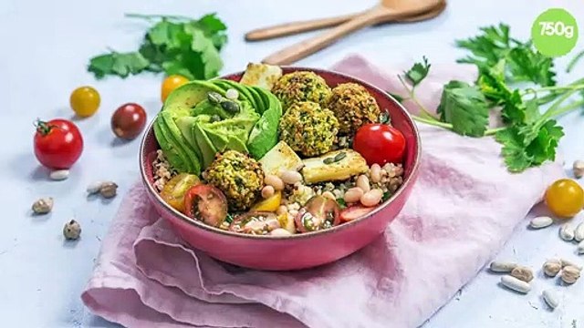 Salade de quinoa aux falafels, crudités et féta