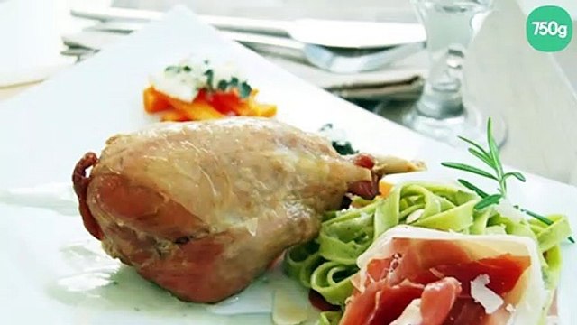 Jambonnette de dinde confite, sauce Roquefort, tagliatelles au basilic et jambon italien