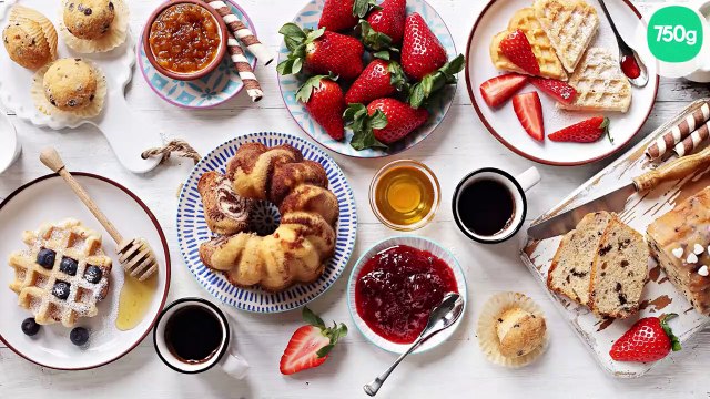 Pains aux raisins fourrés à la crème pâtissière et aux pommes caramélisées