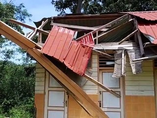 Bangunan SMPN 07 Satap Pamboang Rusak Tertimpa Pohon