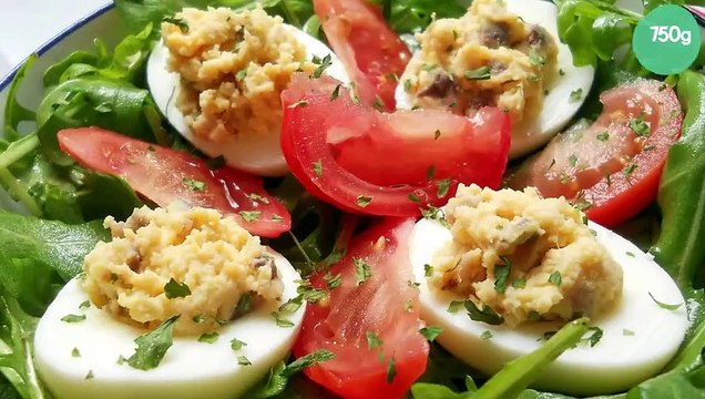 Œufs mimosa aux anchois sur leur nid de roquette