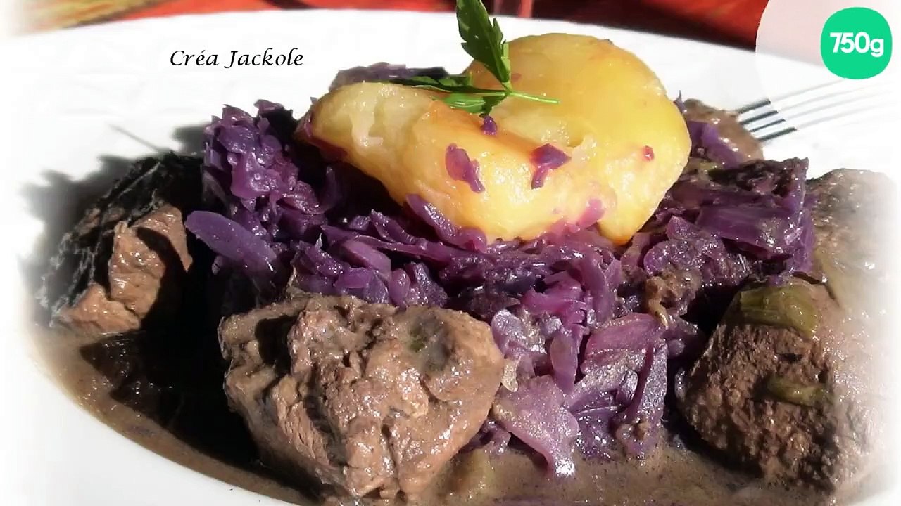 Civet de chevreuil et son chou rouge coiffé de pommes