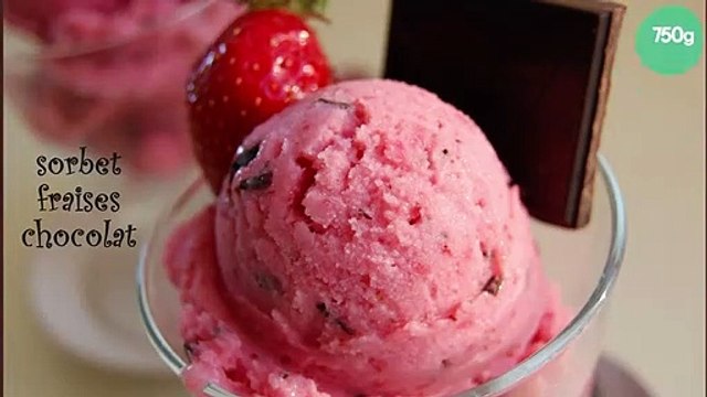 Glace au lait ou sorbet laitier aux fraises fraîches et au chocolat noir