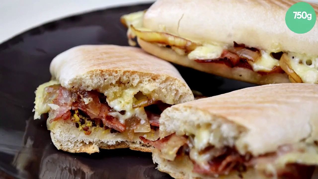 Panini au brie, lard fumé, moutarde à l'ancienne et oignons confits au balsamique