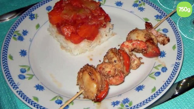 Brochettes de crevettes et noix de saint-jacques en marinade et aux graines de sésame
