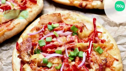 Download Video: Pizza naan au poulet, poivrons et oignon rouge